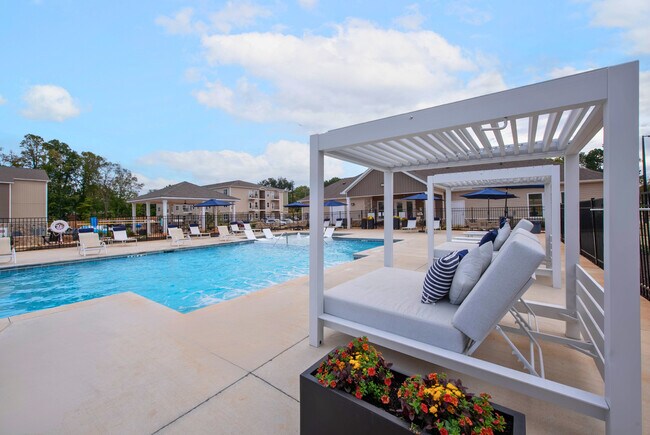 Piscina de agua salada en Preston Park Apartments en Burlington, Carolina del Norte - Preston Park Apartments