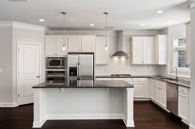 Photo - WOW! LOCATION!! Spacious light filled comfortable 3bedroom home