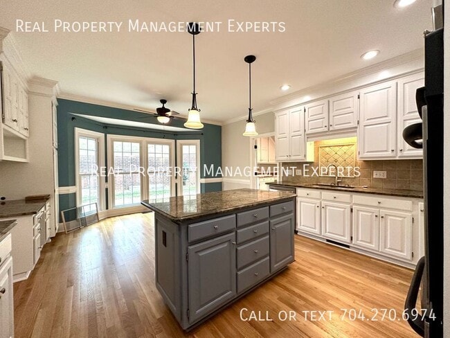 Photo - 640 Barington Pl
