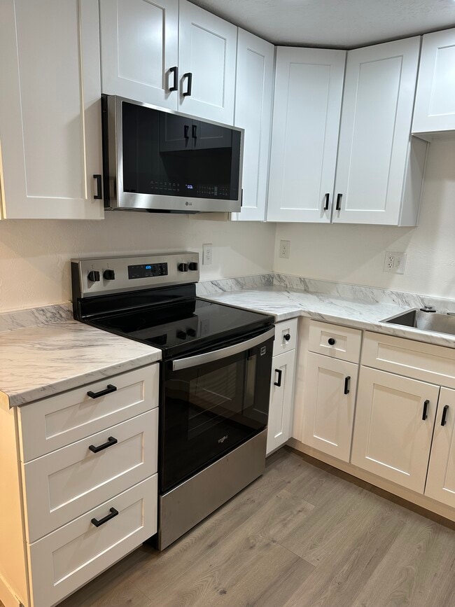 Building Photo - 4348 N Maple Dr Unit Basement Apartment