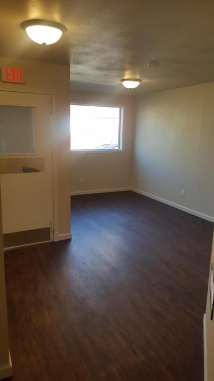 109 W Oak St