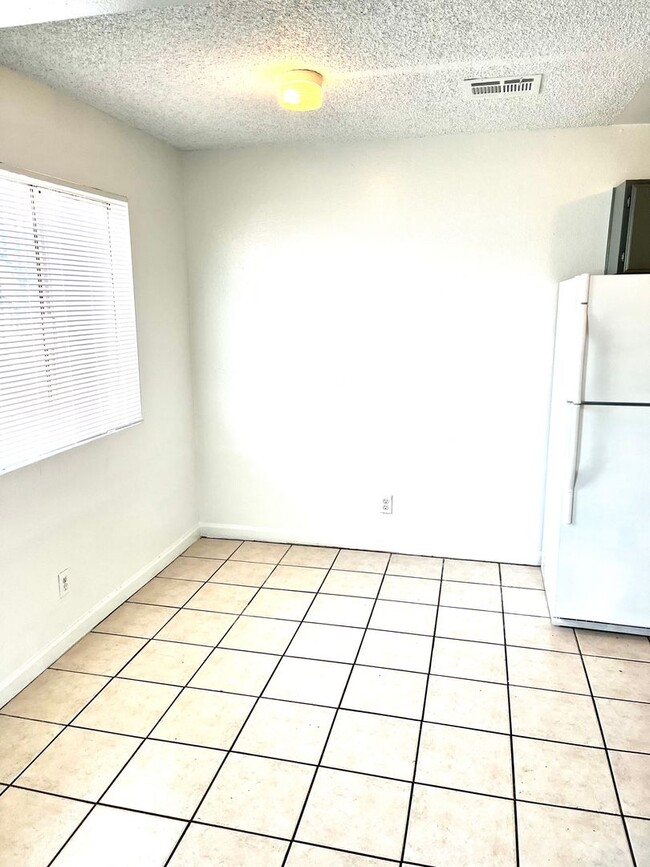 Building Photo - 1900 Goldfield St Unit C Rental