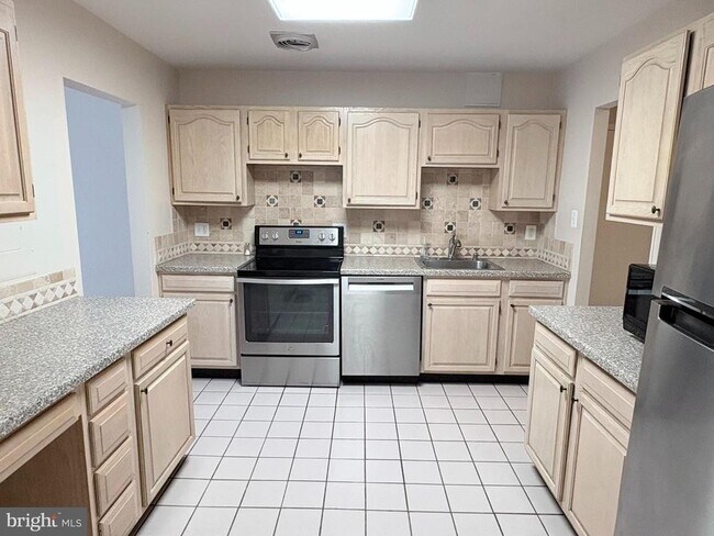 5817 Edson Ln Unidad T2