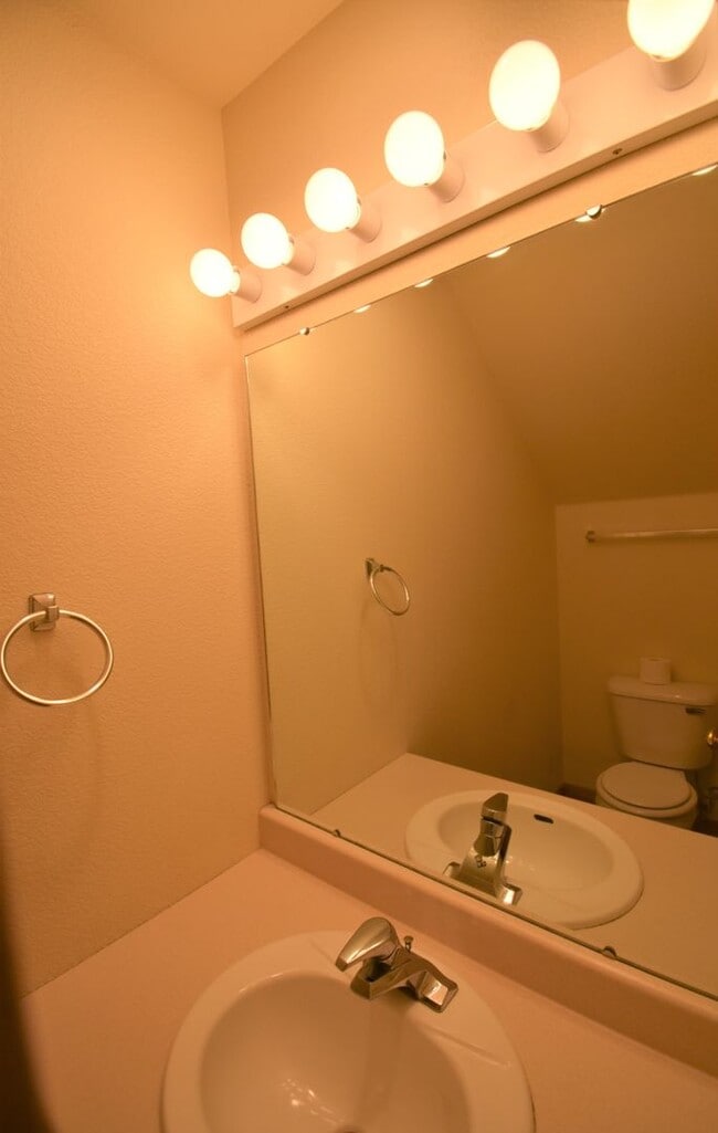 Photo - Townhouse-style unit! 2 Bedrooms, 1.5 Bath... Unidad B