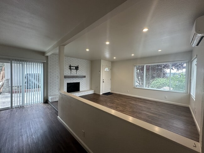 Living room - 507 Bay St