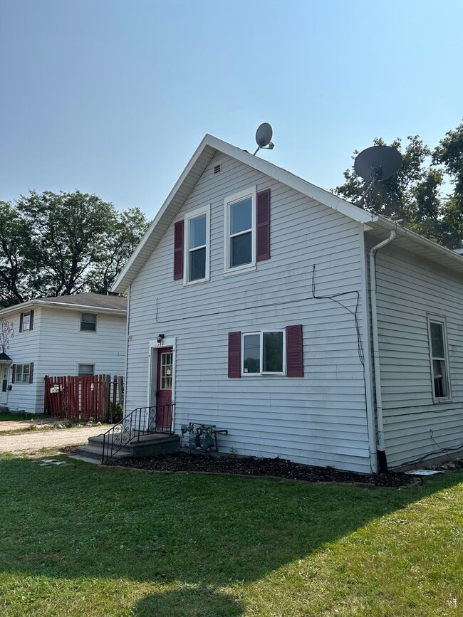 Building Photo - 1821 Shawano Ave Unit B