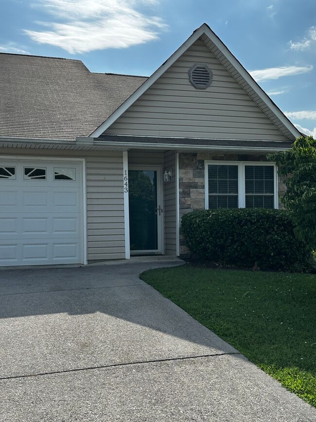Photo - Knoxville 37914 - 3 bedroom, 2 bath home - Contact Regina Upshaw (865) 237-2369