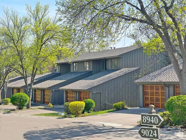 Building Photo - Gorgeous Townhome in the Preserve, 2 Firep...
