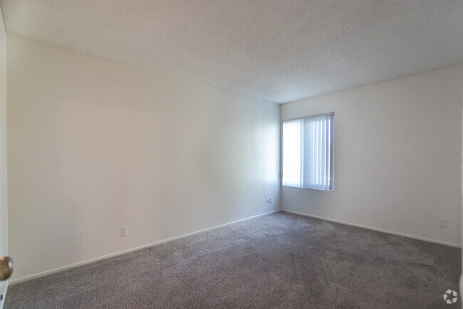 2BR,2BA - 950SF - Bedroom
