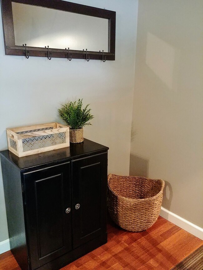 Entry Drop zone - 386 Hildred Dr Unit 386