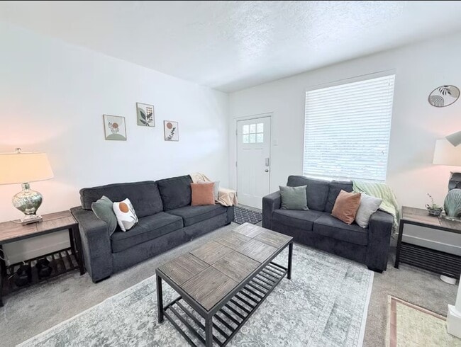 Photo - 779 Simpson Ave