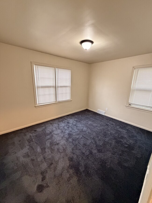 Building Photo - 9384 Rutherford St Unit 3