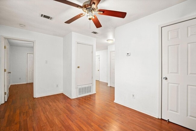 Photo - 2610 E 3rd St Unidad B