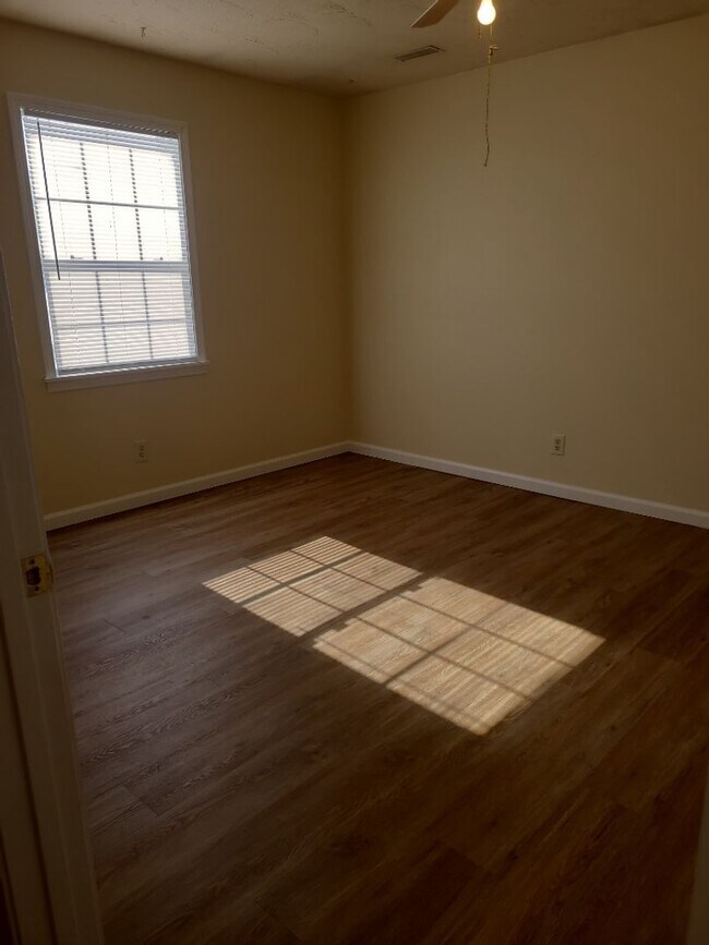 Photo - Piggott Duplexes Unit 1007 E Margaret St