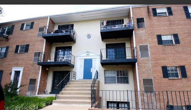 Building Photo - 5925 Quantrell Ave Unit 204 Rental
