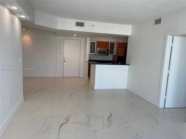 Building Photo - 18800 NE 29th Ave Unit 825