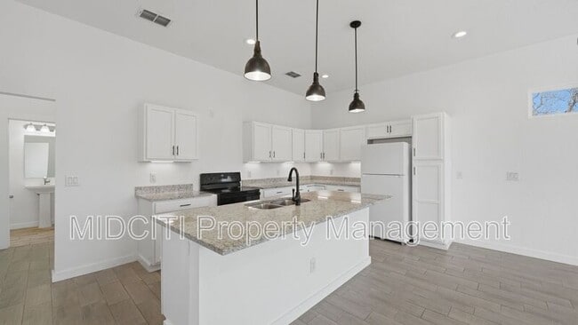 Photo - 895 E Mather St