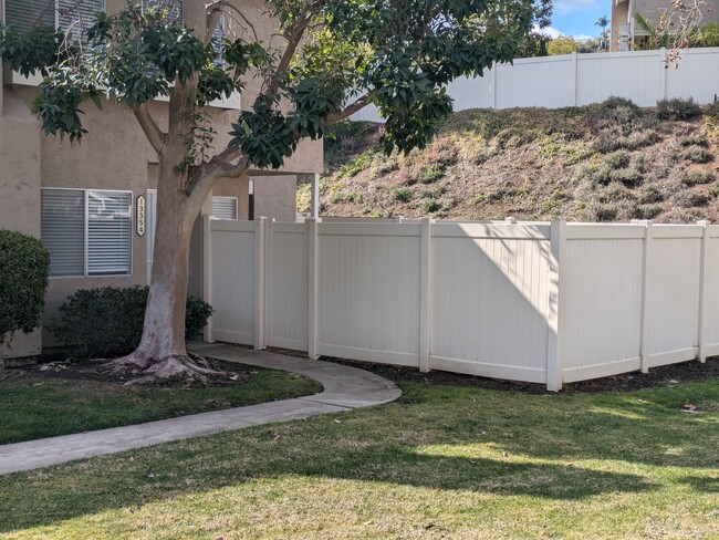 QUIET CORNER UNIT - 13354 Birch Tree Ln Unidad COUNTRY VIEW CONDOS