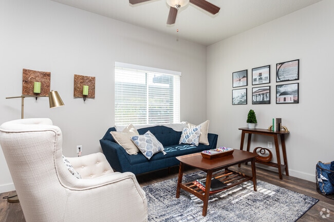2BR, 2BA - 1,136SK - Living Room