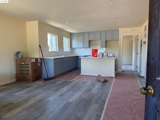 Photo - 563 McLeod St