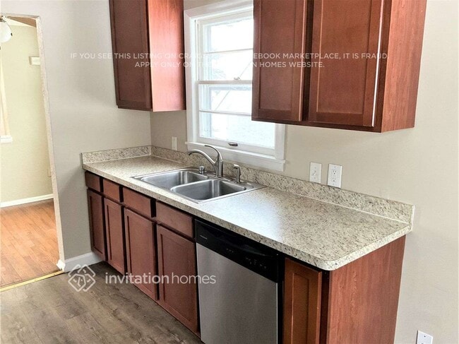 Photo - 875 Iroquois Ave