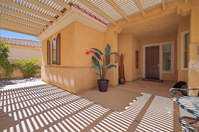 81157 Avenida Sombra