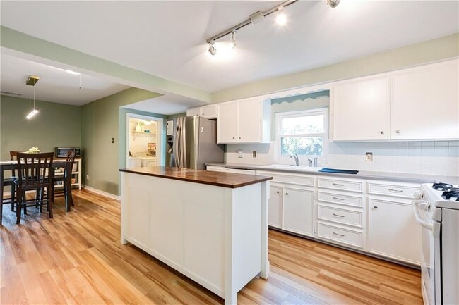 Photo - 7815 Hardy Dr