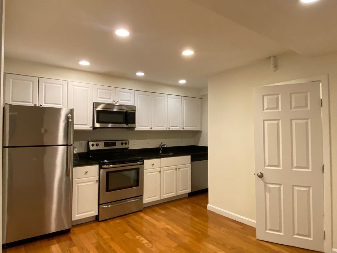 Nicely renovated 3 bed 2 bath unit in a pr... - Nicely renovated 3 bed 2 bath unit in a pr...