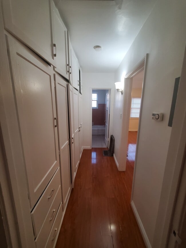 lots of closets - 1524 N Hollywood Way