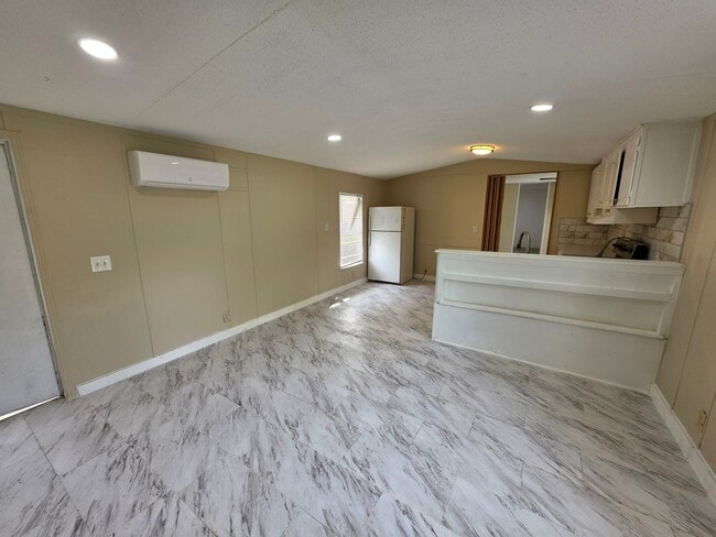 Photo - 675 Tallow St