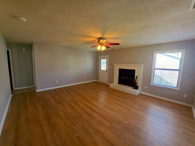 Photo - 3 Br 2 BA in Spring Villa