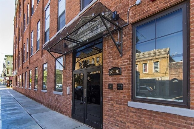 Building Photo - 6200 Hudson Ave Unit 211