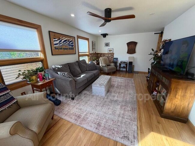 Photo - 328 E Stuart St