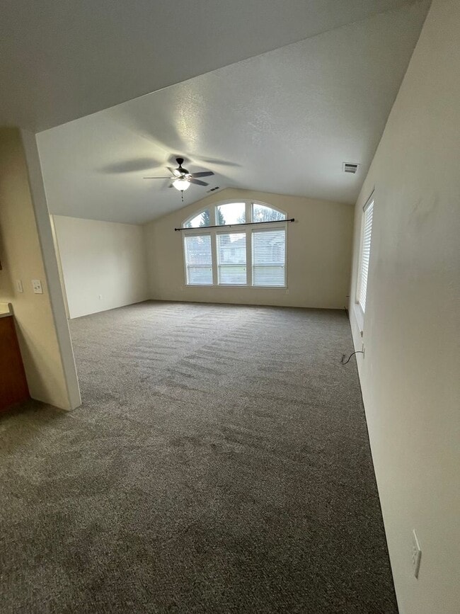 Photo - Spacious 3 bedroom, 2 bathroom home- CENTRAL POINT!