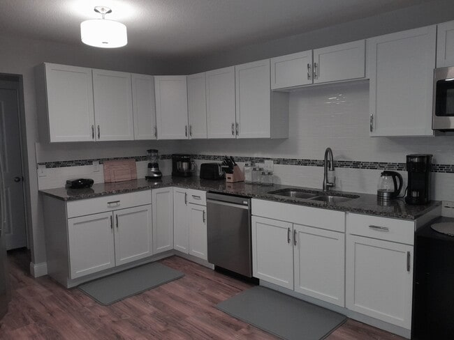 Building Photo - 15423 Trillium Cir