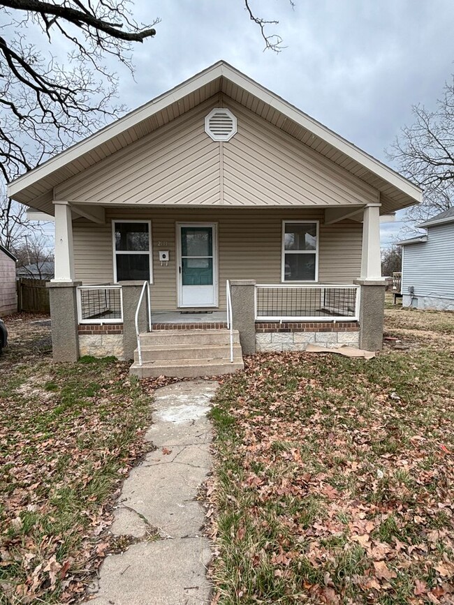 Updated 3 bed/1 bath home! With a 1 car ga... - Updated 3 bed/1 bath home! With a 1 car ga...