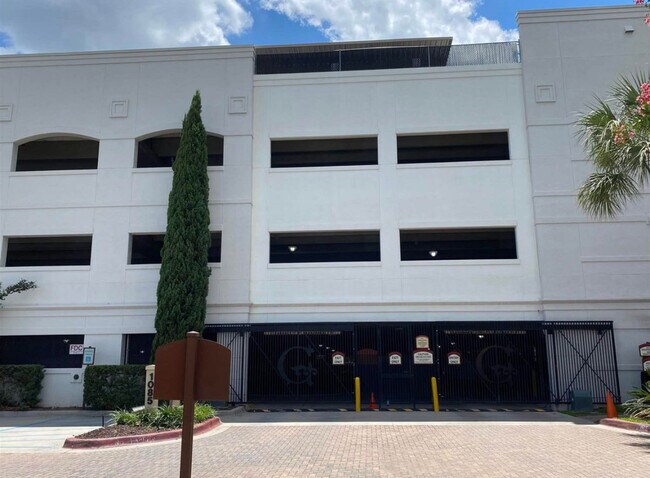 Gated garage parking included! - 1085 Shop Rd Unidad 423