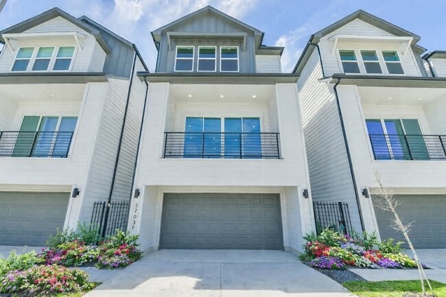 Building Photo - 5703 Balbo St