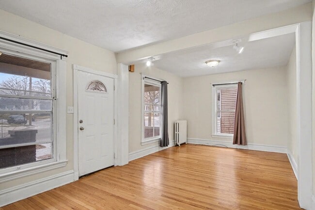 Photo - 440 Diamond Ave NE