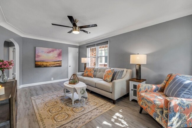 Photo - 6935 Lansdowne Ave