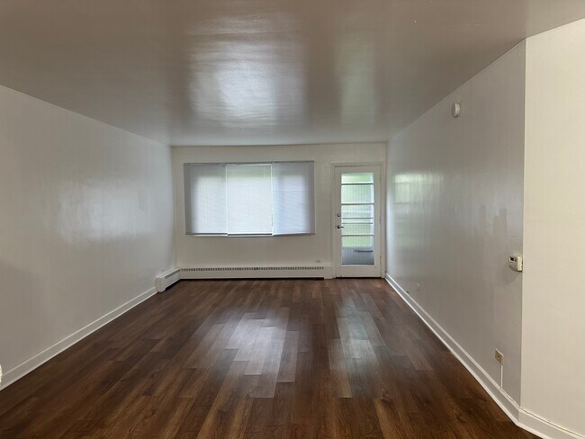 Living Room - 420 S Maple Ave Unit 4