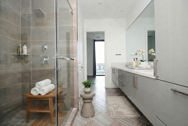 Building Photo - 1211 Caroline St Unit 1104