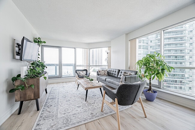 Building Photo - 10 Yonge St