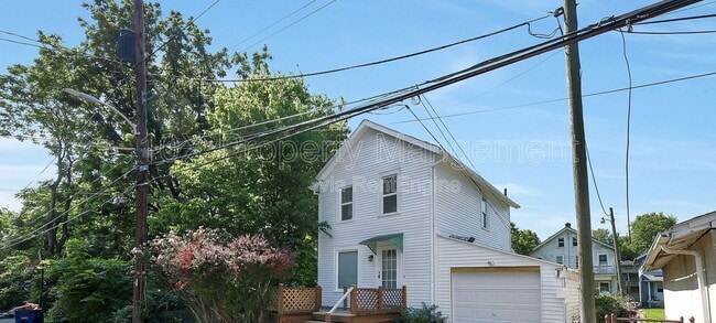Building Photo - 1819 E Walnut St Rental