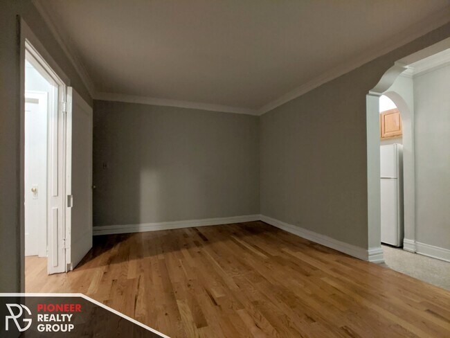 Photo - 429 W Roscoe St