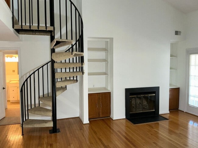 Photo - Very well maintained 2 bedroom 2 full 2 half upper floor condo with loft, located in the desired ...