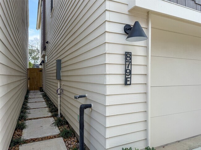 Building Photo - 879 Rachel St