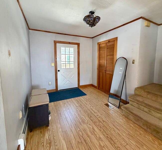 entrada con armario grande - 34 Boody St Unidad #2