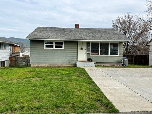 Building Photo - 3 Bedroom, 2 Bathroom in Candy Cane Lane Edition!