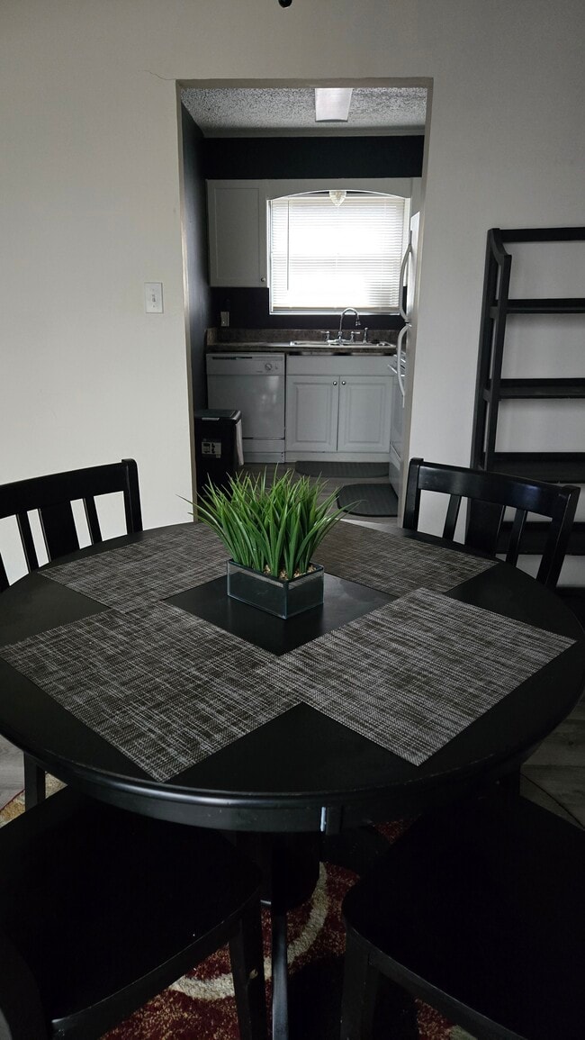 Photo - 2220 Colony Dr SW